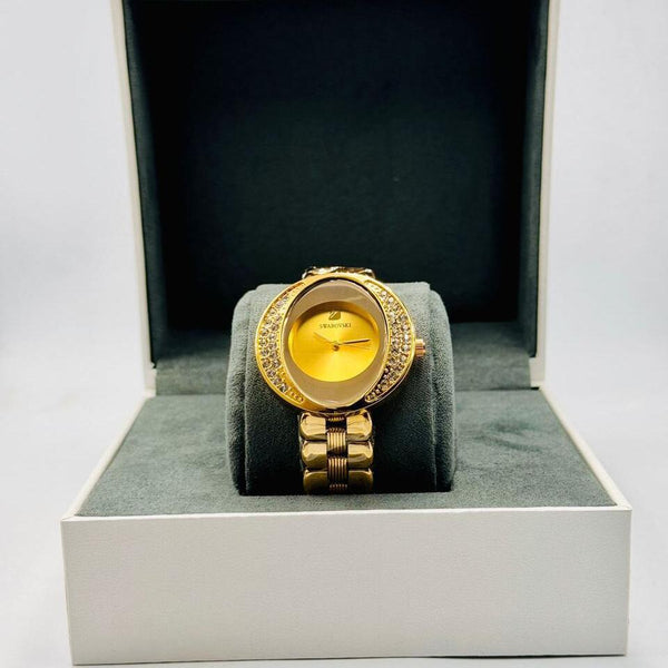 ساعة سواروفسكي الفاخرة باللون الذهبي مرصعة بالكريستال