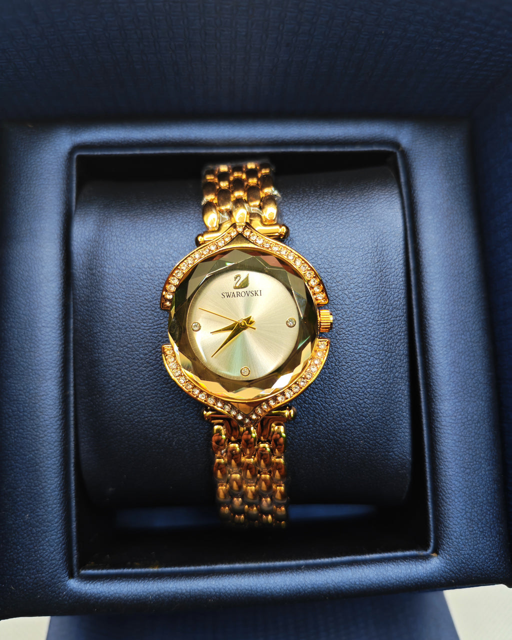 ساعة سواروفسكي نسائية من الفولاذ المقاوم للصدأ باللون الذهبي