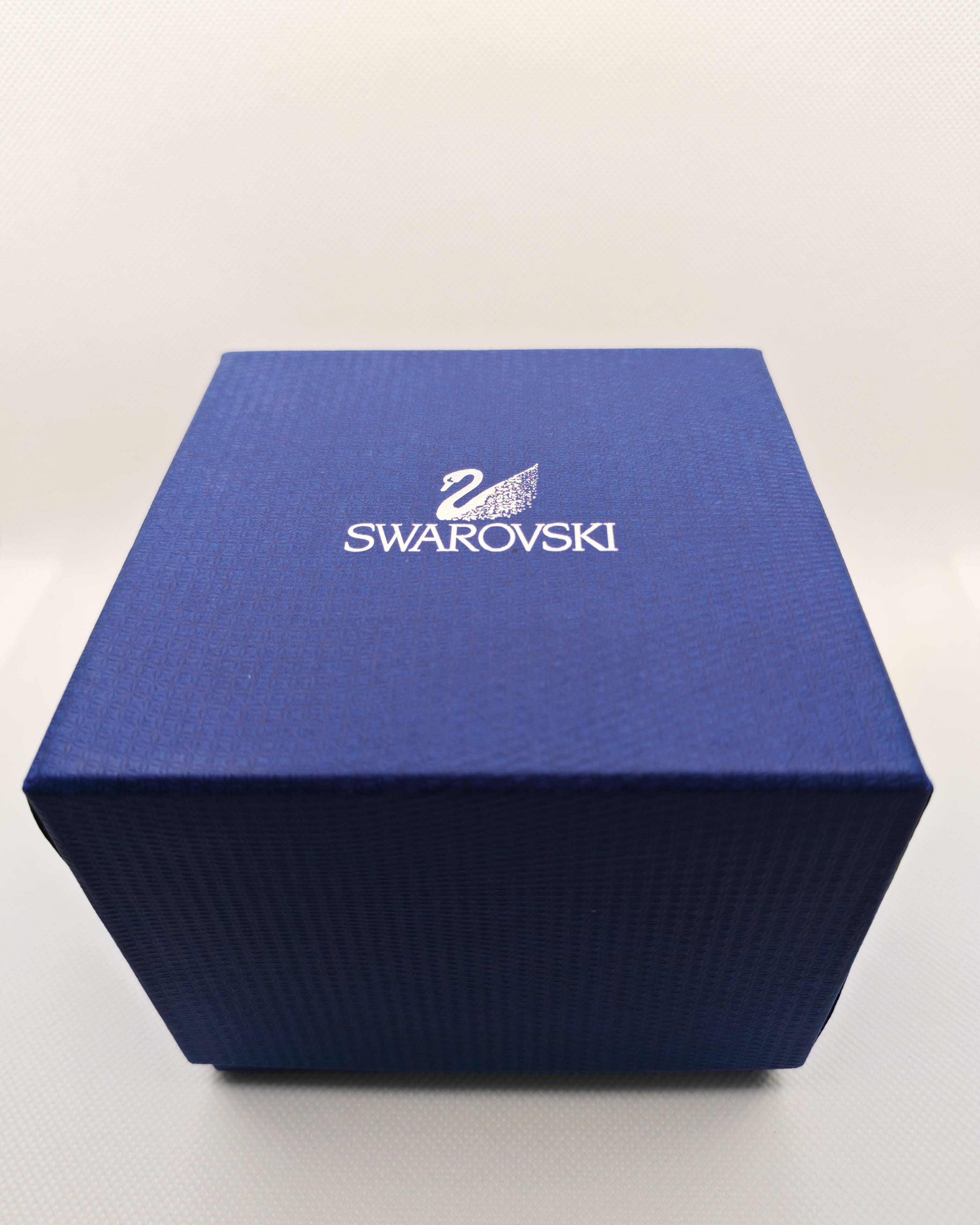 ساعة سواروفسكي نسائية من الفولاذ المقاوم للصدأ باللون الذهبي