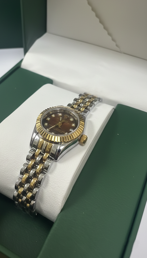 ساعة رولكس نسائية ذات إطار دائري بلون أحمر مينا أحمر صغير (رولكس).