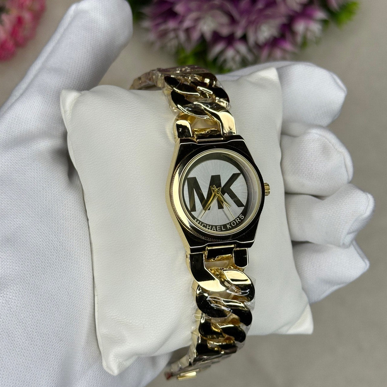 والمعروفة باسم MK قولد فاخرة بسوار عريض وشعار (مايكل كورس) ساعة مايكل كورس