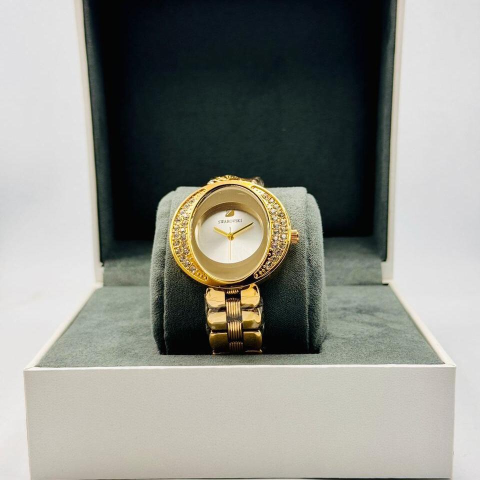 ساعة سواروفسكي الفاخرة باللون الذهبي مرصعة بالكريستال