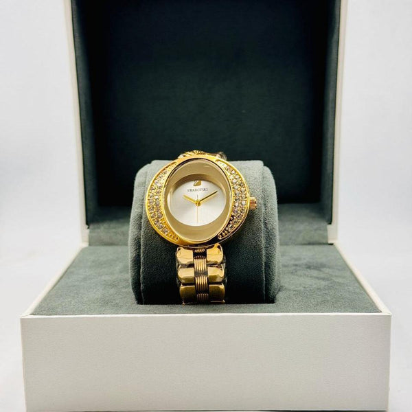 ساعة سواروفسكي الفاخرة باللون الذهبي مرصعة بالكريستال