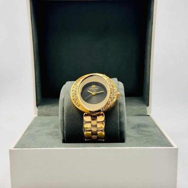 ساعة سواروفسكي نسائية فاخرة مرصعة بكريستال بمينا باللون الأسود