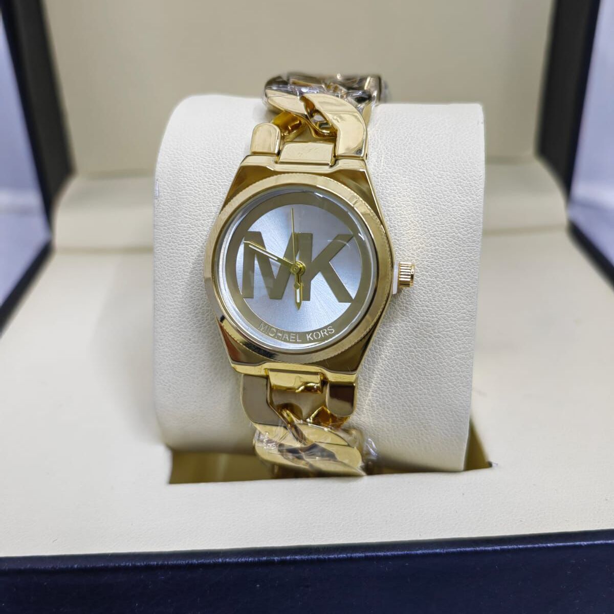 والمعروفة باسم MK الشهيرة بسوار عريض وشعار (مايكل كورس) ساعة مايكل كورس