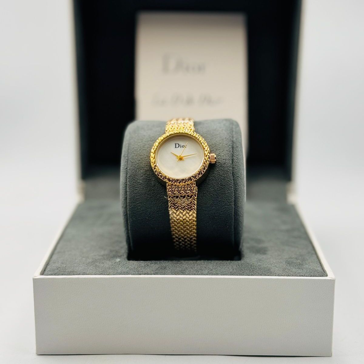 سيدة فاخرة بسوار شبكي ومينا عرق اللؤلؤ (ديور) ساعة ديور