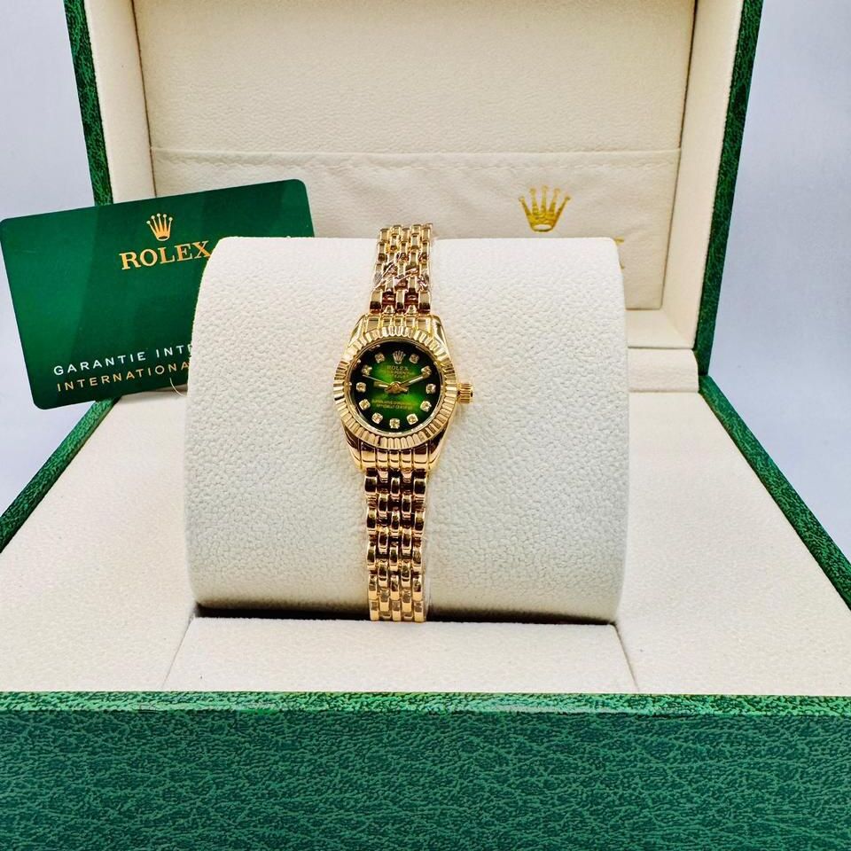 ساعة رولكس نسائية شفافة بالكامل بمينا خضراء زمردي صغير (رولكس).