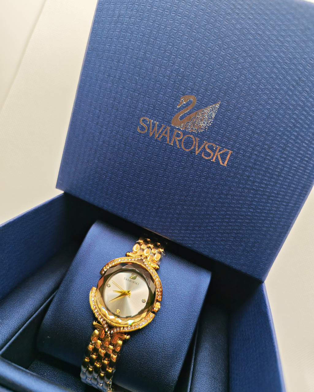 ساعة سواروفسكي نسائية من الفولاذ المقاوم للصدأ باللون الذهبي